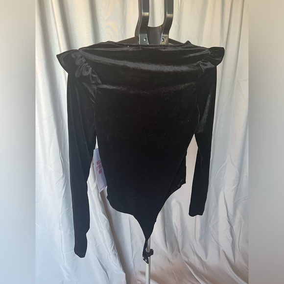 V-Neck Ruffle detail shoulder velvet bodysuit - Picture 4 of 9